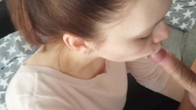 SCHLAMPE LUTSCHT MEINEN SCHWANZ