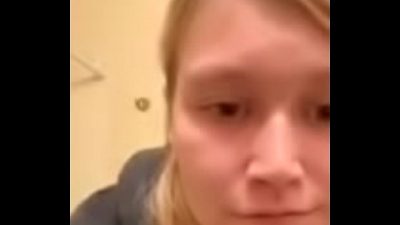 Hermosa rubia se muestra en camara como dios la trajo al mundo