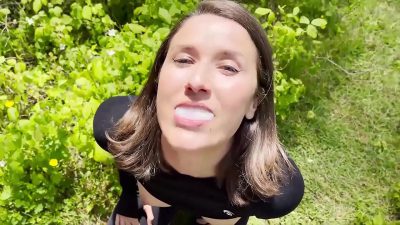 Cette belle brunette suce et avale tout le sperme en pleine nature